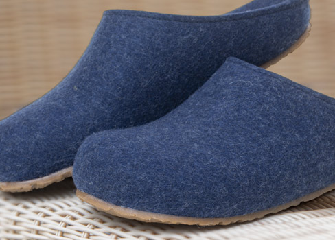 clogs for wide feet